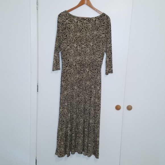 Beautiful and Flattering Dress. Size: 14 - Picture 3 of 4